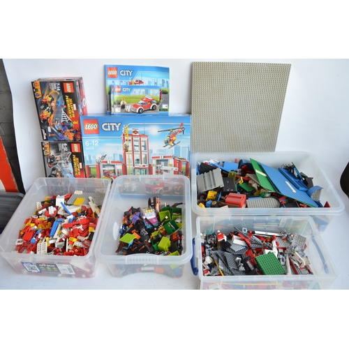 1410 - Large collection of previously used Lego including vintage Lego Space, City etc, a complete Lego Cit... 