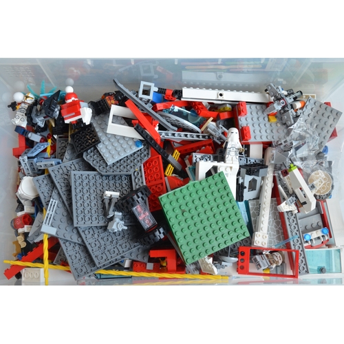 1410 - Large collection of previously used Lego including vintage Lego Space, City etc, a complete Lego Cit... 