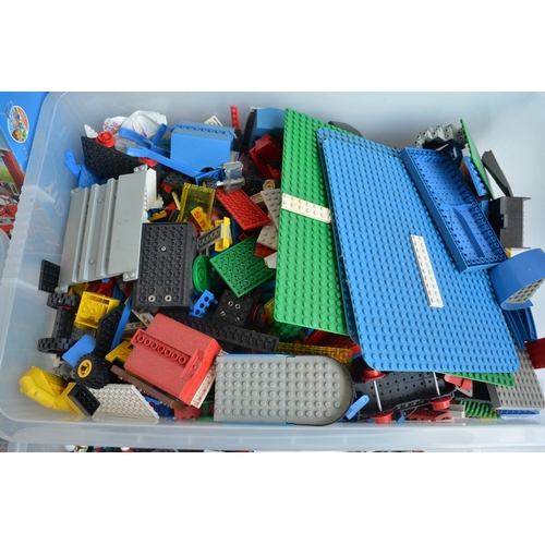 1410 - Large collection of previously used Lego including vintage Lego Space, City etc, a complete Lego Cit... 