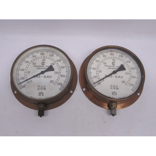 957 - Two brass R.S.A. South African Railways LB/SQ.IN pressure gauges, D20.5cm