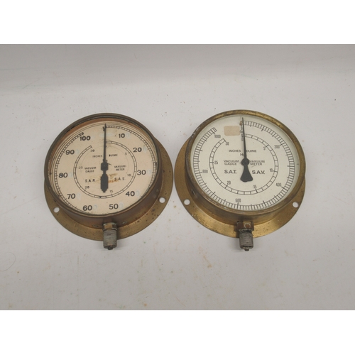 958 - Two South African Railways vacuum gauges, numbered 14488 10-89 and JKY2275.G 1968 PZ 3066 respective... 