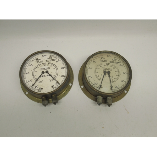 959 - Two brass South African Railways vacuum gauges, numbered VZV.32 CON. No. B.3733 V.B.C. 5/51 and UZV4... 