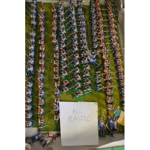 695 - Collection of metal and plastic kit painted Napoleonic War era French infantry figures (scale approx... 