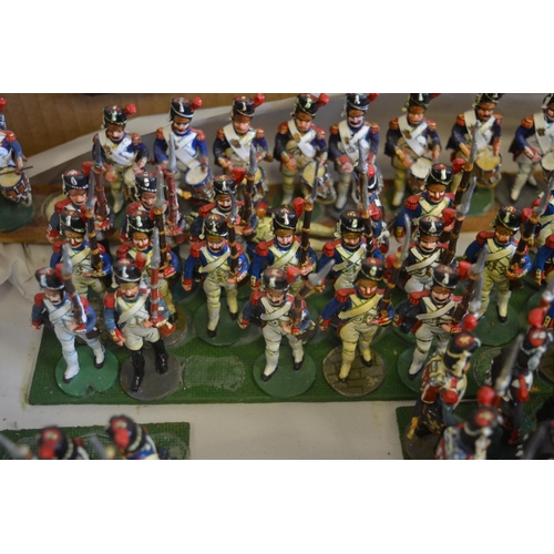 695 - Collection of metal and plastic kit painted Napoleonic War era French infantry figures (scale approx... 