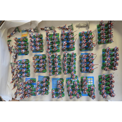 695 - Collection of metal and plastic kit painted Napoleonic War era French infantry figures (scale approx... 