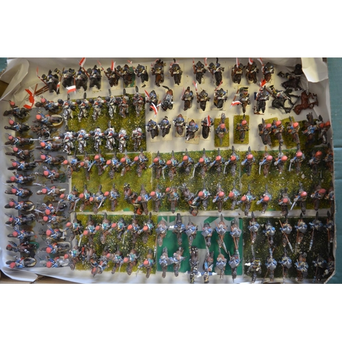 697 - Collection of white metal kit painted Napoleonic War era gaming infantry and cavalry figures, no bra... 