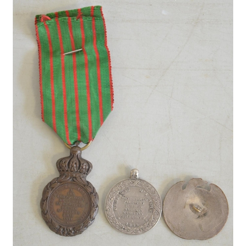 712 - French St Helena medal with ribbon (post Napoleonic Campaign as issued by Napoleon III), a commemora... 