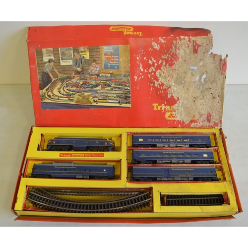 722 - Triang OO gauge RS34 Transcontinental diesel passenger train set with Loco, 4 passenger coaches and ... 