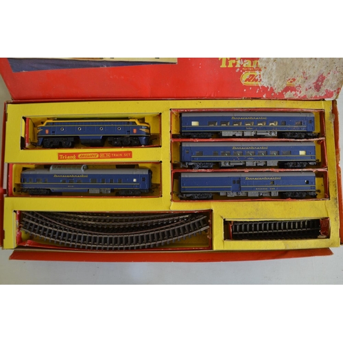 722 - Triang OO gauge RS34 Transcontinental diesel passenger train set with Loco, 4 passenger coaches and ... 