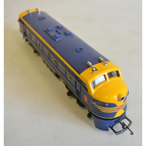 722 - Triang OO gauge RS34 Transcontinental diesel passenger train set with Loco, 4 passenger coaches and ... 