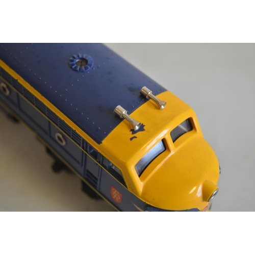 722 - Triang OO gauge RS34 Transcontinental diesel passenger train set with Loco, 4 passenger coaches and ... 