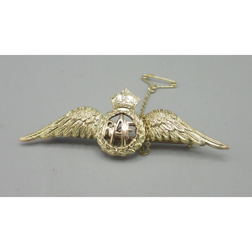 35 - 9ct yellow gold RAF sweetheart brooch, with safety chain, stamped 9ct, 4.92g