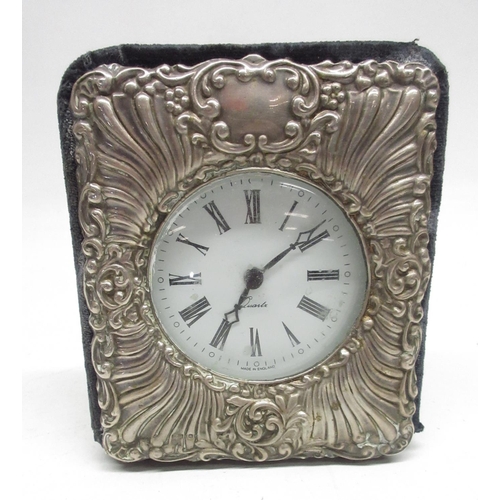 514 - Keyford Frames Ltd, Elizabeth II silver mounted easel quartz desk clock timepiece, embossed decorati... 