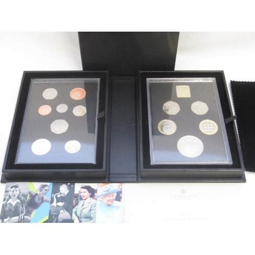 284 - The Royal Mint - 2022 United Kingdom Proof Coin Set, No.3405/7000(thirteen coins and a plaque) in is... 