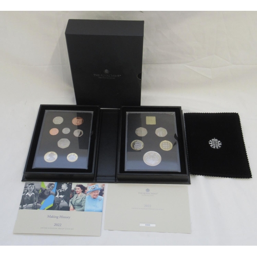 285 - The Royal Mint - 2022 United Kingdom Proof Coin Set, No.3393/7000 (thirteen coins and a plaque) in i... 