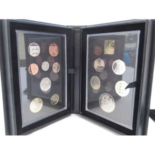 285 - The Royal Mint - 2022 United Kingdom Proof Coin Set, No.3393/7000 (thirteen coins and a plaque) in i... 