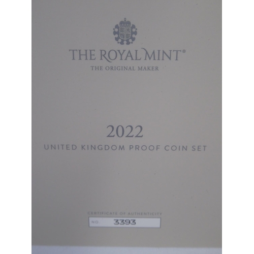 285 - The Royal Mint - 2022 United Kingdom Proof Coin Set, No.3393/7000 (thirteen coins and a plaque) in i... 