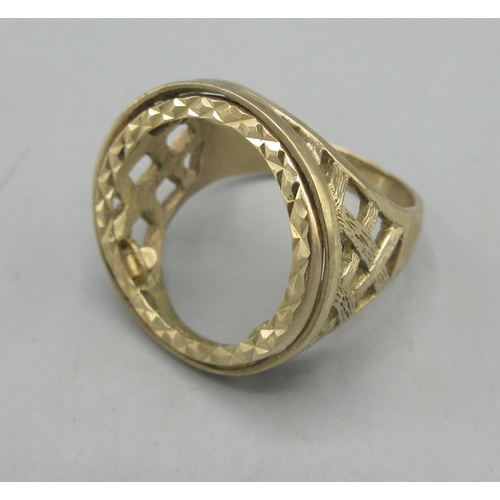 610 - 9ct yellow gold signet sovereign mounting ring, stamped 375, size Z, 8.46 (no sovereign)