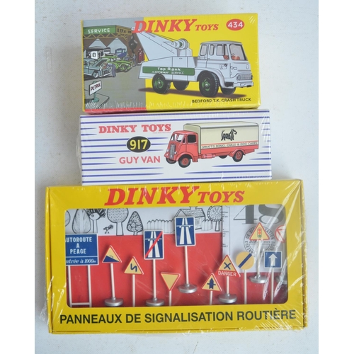 571 - Collection of modern reproduction Dinky Toys diecast model trucks and a road sign set from Atlas Edi... 