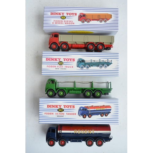 571 - Collection of modern reproduction Dinky Toys diecast model trucks and a road sign set from Atlas Edi... 