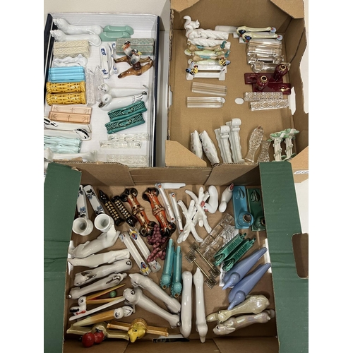 212 - Large collection of vintage ceramic and glass knife rests in various designs (3 boxes)