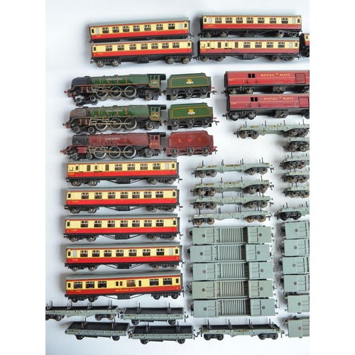 588 - Collection of previously run OO gauge metal bodied railway models from Hornby Dublo to include 2x Du... 