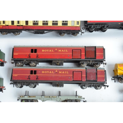 588 - Collection of previously run OO gauge metal bodied railway models from Hornby Dublo to include 2x Du... 