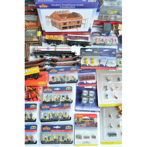 589 - Collection of OO/HO gauge railway models to include 3 electric locos (Hornby R066 LMS 4-6-2 Duchess ... 