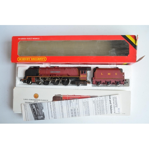 589 - Collection of OO/HO gauge railway models to include 3 electric locos (Hornby R066 LMS 4-6-2 Duchess ... 