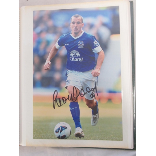 340 - Everton F.C. - Folder cont. various photos of Everton F.C. Teams and players majority signed, with 3... 