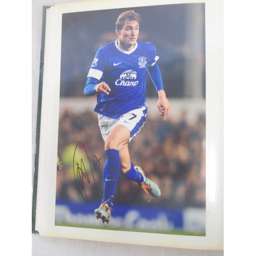 340 - Everton F.C. - Folder cont. various photos of Everton F.C. Teams and players majority signed, with 3... 