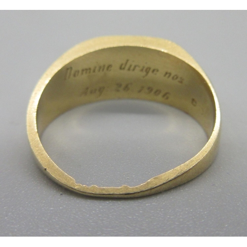 143 - 18ct yellow gold monogrammed signet ring engraved inner band 'Domine dirige nos Aug 26 1906', stampe... 