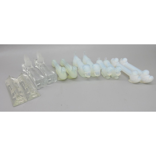 208 - Four pairs of Sabino opalescent glass animal form knife rests marked 'Sabino France' and two pairs o... 