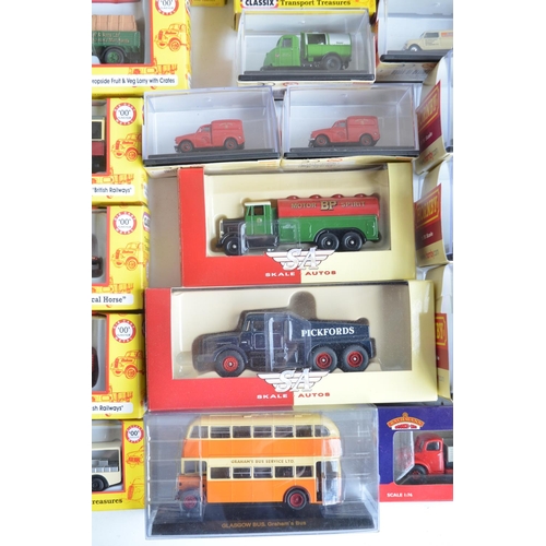 599 - Collection of boxed 1/76 scale (OO gauge) diecast vehicle models from Bachmann Scenecraft, Hornby Sk... 