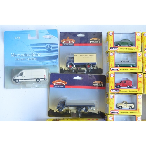 599 - Collection of boxed 1/76 scale (OO gauge) diecast vehicle models from Bachmann Scenecraft, Hornby Sk... 