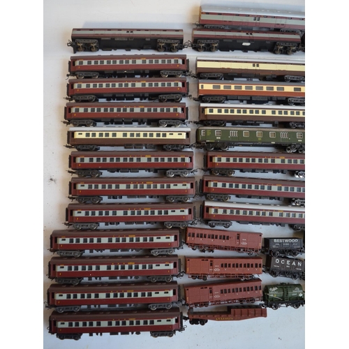 97 - Collection of unboxed previously run OO/HO gauge railway models to include Lima, Triang, HornbyMarkl... 