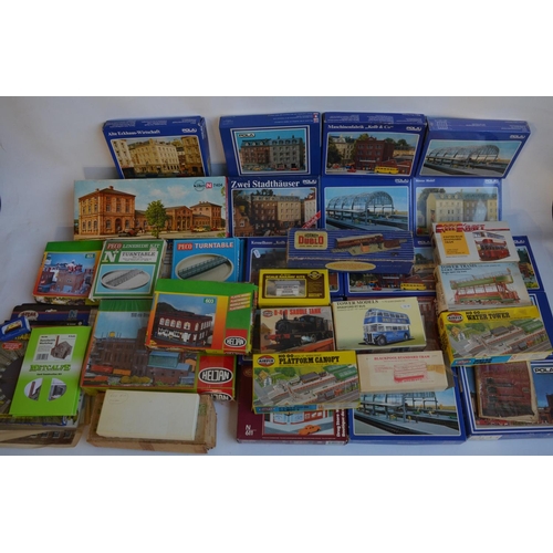 109 - Collection of mostly unbuilt/unstarted N and OO gauge railway modelling scenic accessories including... 