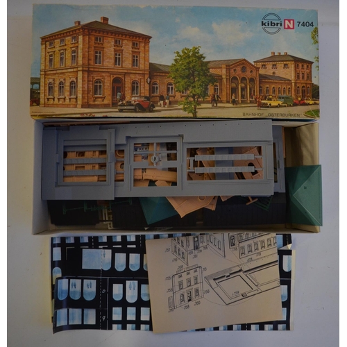 109 - Collection of mostly unbuilt/unstarted N and OO gauge railway modelling scenic accessories including... 