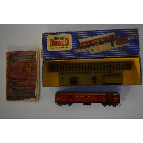 109 - Collection of mostly unbuilt/unstarted N and OO gauge railway modelling scenic accessories including... 