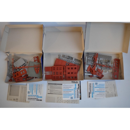 109 - Collection of mostly unbuilt/unstarted N and OO gauge railway modelling scenic accessories including... 