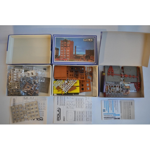 109 - Collection of mostly unbuilt/unstarted N and OO gauge railway modelling scenic accessories including... 