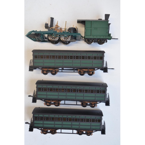 116 - Bachmann HO gauge 'The John Bull' electric steam train model set (item no 40-140), models in general... 