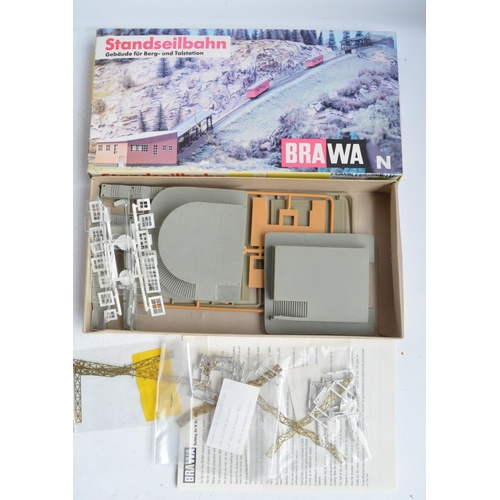 99 - Collection of N and OO/HO gauge railway models to include 4x N gauge electric locomotives, passenger... 