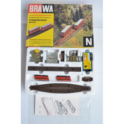 99 - Collection of N and OO/HO gauge railway models to include 4x N gauge electric locomotives, passenger... 