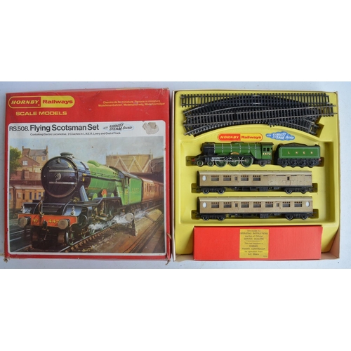 99 - Collection of N and OO/HO gauge railway models to include 4x N gauge electric locomotives, passenger... 