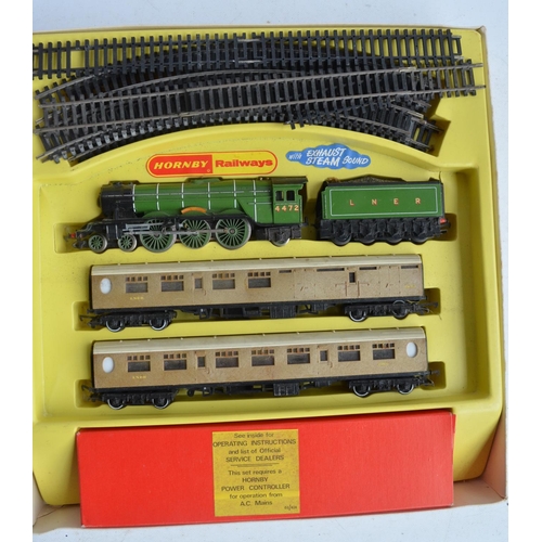 99 - Collection of N and OO/HO gauge railway models to include 4x N gauge electric locomotives, passenger... 