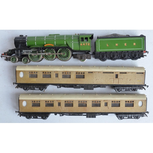 99 - Collection of N and OO/HO gauge railway models to include 4x N gauge electric locomotives, passenger... 