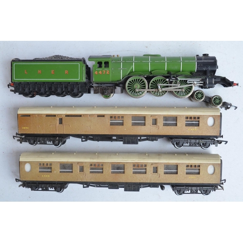 99 - Collection of N and OO/HO gauge railway models to include 4x N gauge electric locomotives, passenger... 