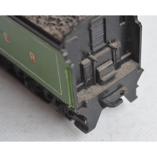 99 - Collection of N and OO/HO gauge railway models to include 4x N gauge electric locomotives, passenger... 