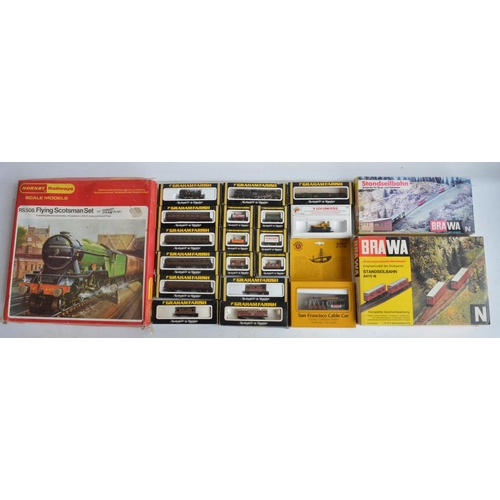 99 - Collection of N and OO/HO gauge railway models to include 4x N gauge electric locomotives, passenger... 